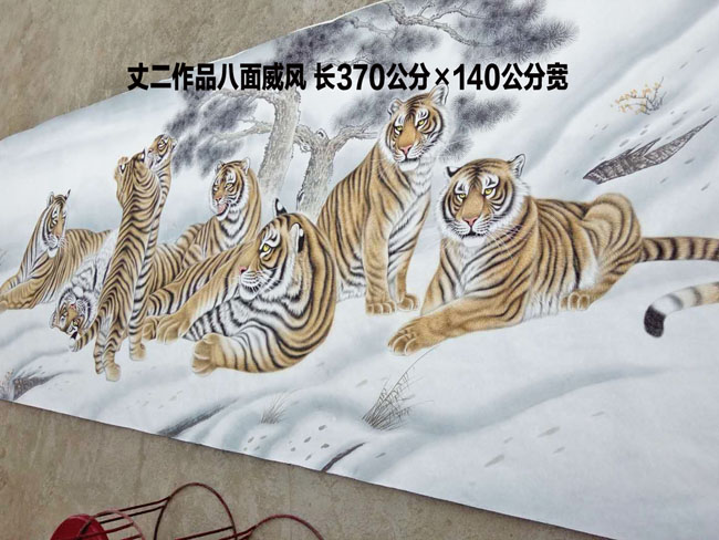 青年女画家杨光工笔画家杨光丈二作品八面威风 长370公分×140公分宽 5.jpg